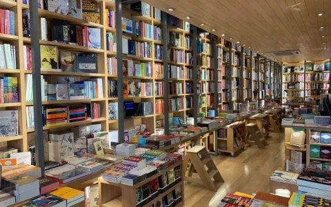 Livraria da Travessa inaugura loja de rua em Pinheiros