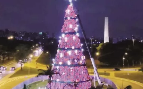 ​Árvore de Natal com 57 metros brilha no Ibirapuer