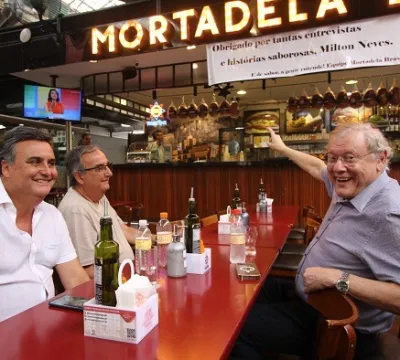 Milton Neves é abraçado pelo público no bar Mortadela Brasil, no Mercadão de São Paulo