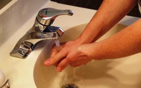 Higienizar as mãos é mais importante do que se pen