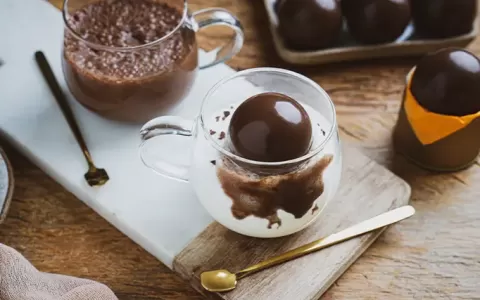 Aprenda a preparar café com chocolate de forma prá