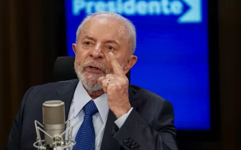 Lula exalta trabalho de voluntários no RS e conden