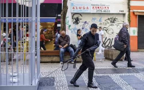 Berna Reale leva jaula com marmitas a São Paulo pa