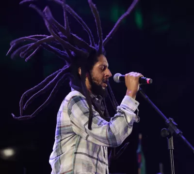 Julian Marley, filho do rei do reggae, faz show ar