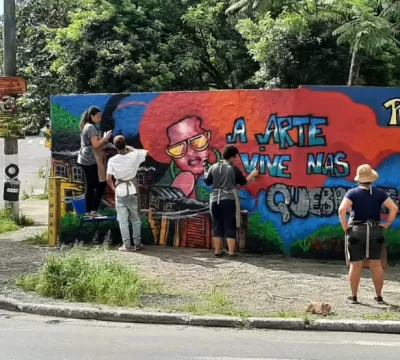 Jovens fazem intervenção de grafite em muro do Dis