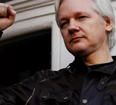 Assange tem recepção calorosa em desembarque na Au