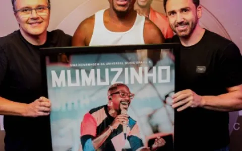 Mumuzinho recebe disco de ouro e renova contrato com Universal Music Brasil