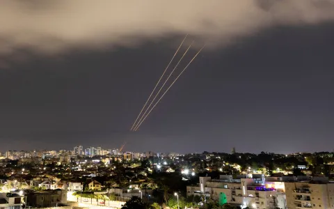Mísseis israelenses atingem o Irã, dizem emissoras