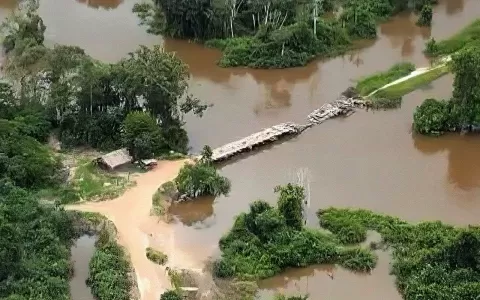 Polícia Federal destrói ponte de acesso à terra in