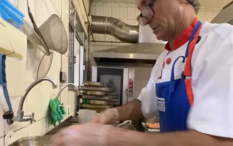 Bom Prato: conheça cozinheiros que trabalham há ma
