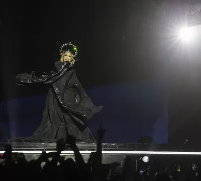 Madonna faz homenagem a Renato Russo, Cazuza e mor