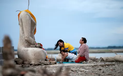Seca revela templo submerso por barragem na Tailân