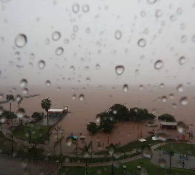 Volta a chover em Porto Alegre e cidade entra em e