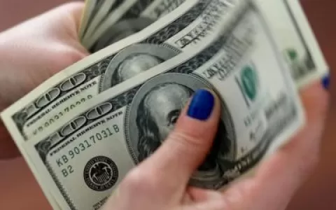 Dólar encosta em R$ 5 com dados de inflação nos Es