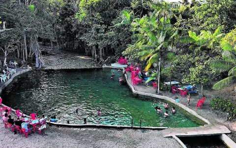 As piscinas naturais de Tailândia no Clube Fachett