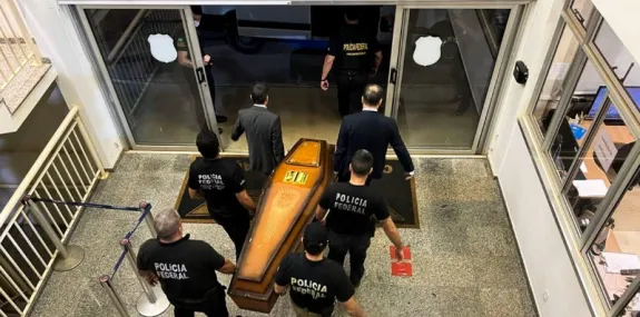 Geral Avião da PF chega a Brasília com restos mort