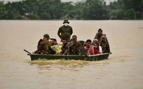 Bangladesh: militares tentam ajudar milhões de pes
