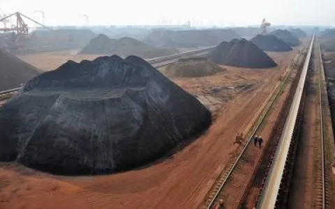 Preços de referência do minério de ferro caem na Á