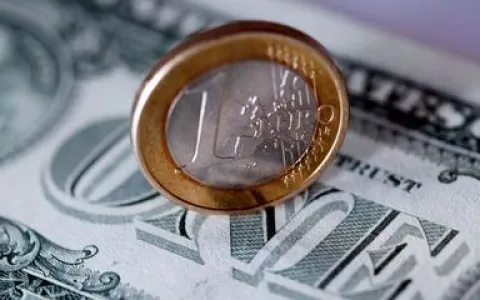 Euro e dólar alcançam a paridade pela primeira vez