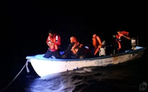 Navio da Marinha resgata argelinos à deriva na Espanha 