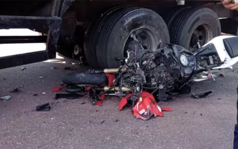 Policial morre em colisão de moto com caminhão na 