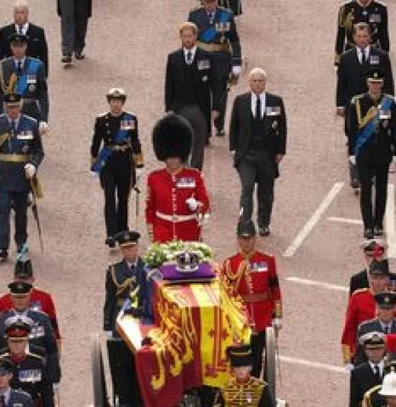Milhares de pessoas visitam caixão da rainha em velório público A