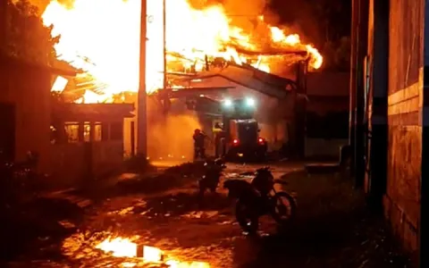 Incêndio atinge loja e casas no centro de Breves 