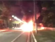 Veículo pega fogo próximo ao Aeroporto de Belém 