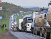 Caminhoneiros voltam a bloquear rodovias em ao menos três estados 