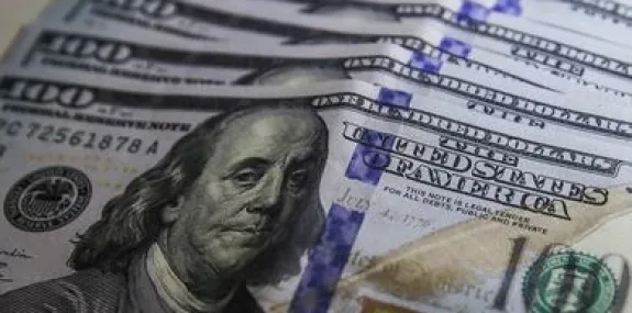 Dólar cai para R$ 5,22, mas sobe 1,49% na semana 