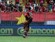 Jovens da base decidem e Flamengo dispara na lider