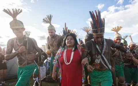 Indígenas chegam em Brasília para o Acampamento Terra Livre 