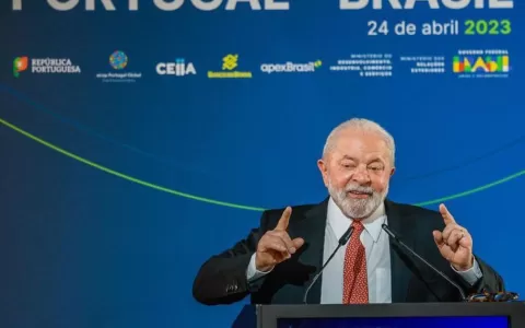Lula é recebido na Assembleia da República e encer