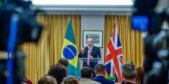 Lula critica manutenção de prisão de Julian Assang