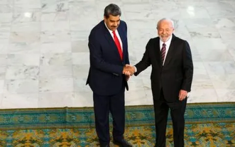 Ao lado de Maduro, Lula defende união de países la