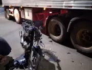 Colisão entre motocicleta e caminhão 