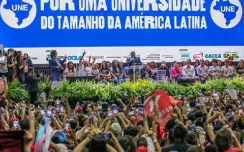 Lula participa de congresso da UNE e promete mais 
