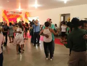 ​Forrozão do dia das mães alegrou a manhã da sexta- feira (11), os idosos que frequentam o CECON em Canaã dos Carajás