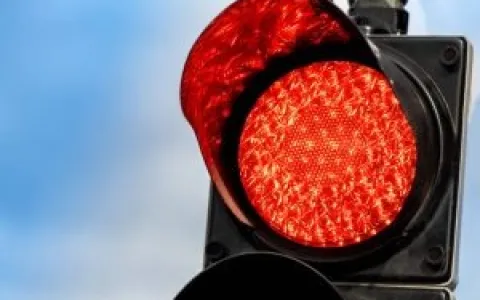 Motorista “fura sinal vermelho” e acerta motoqueir