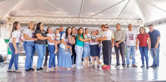 Pioneiros da Vila Planalto são homenageados em ina