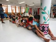 Crianças se divertem com brincadeiras tradicionais guarani 