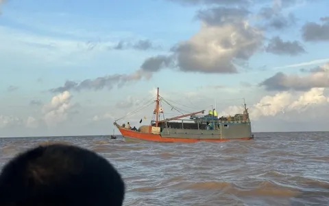 PF e Marinha interceptam embarcação com carga ilegal de cigarro no Pará