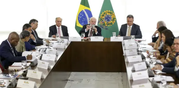 Lula defende uso do poder da máquina pública contr