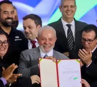 Lula assina projeto que regula atividade de motoristas de aplicativo