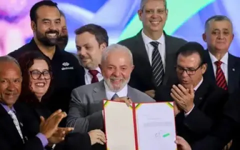 Lula assina projeto que regula atividade de motori
