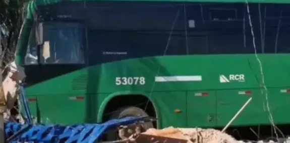 Em Parauapebas, motorista de ônibus sofre princípio de AVC e atinge muro
