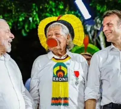 Cacique Raoni recebe honraria de Macron e pede demarcações a Lula 