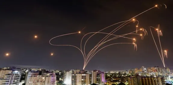 Em retaliação, Irã ataca Israel com drones e mísse