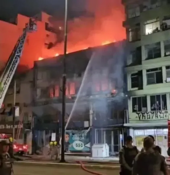 Incêndio em pousada mata 10 pessoas em Porto Alegr