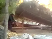Camponeses têm casas derrubadas por motosserras em